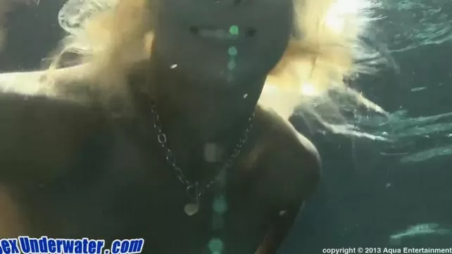 смотреть видео голые под водой